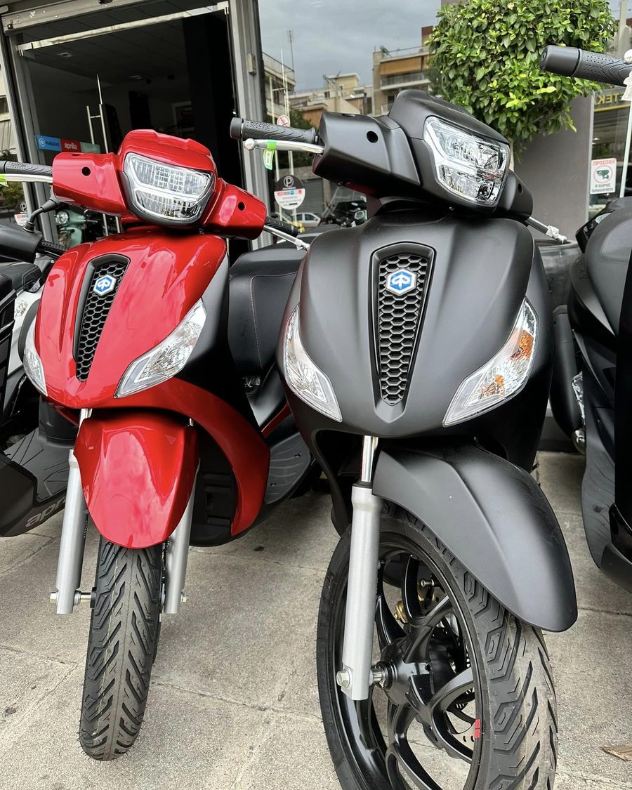 Scooter στην είσοδο της έκθεσης