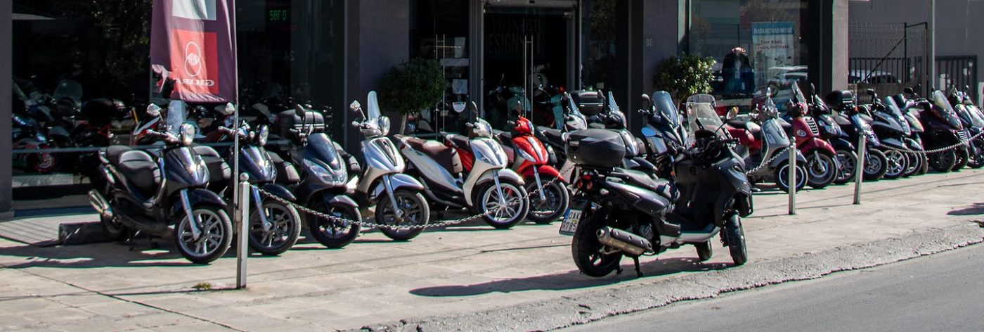 Μοτοσυκλέτες και scooter έξω από την έκθεση στη Θηβών 88
